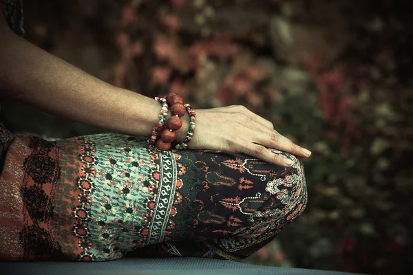 妇女练习瑜伽冥想手在手印手势特写镜头户外秋季日 — 图库照片