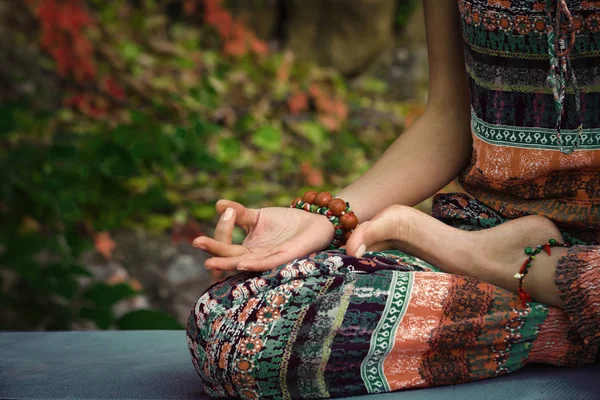 Mulher Prática Ioga Meditação Mãos Mudra Gesto Closeup Outono Dia — Fotografia de Stock