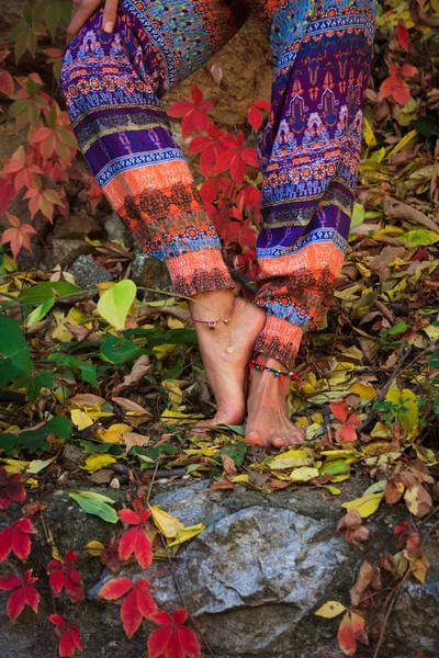Ξυπόλυτος Γυναίκα Πόδια Γιόγκα Θέτουν Πολύχρωμο Φθινόπωρο Αφήνει Εξωτερική Ημέρα — Φωτογραφία Αρχείου