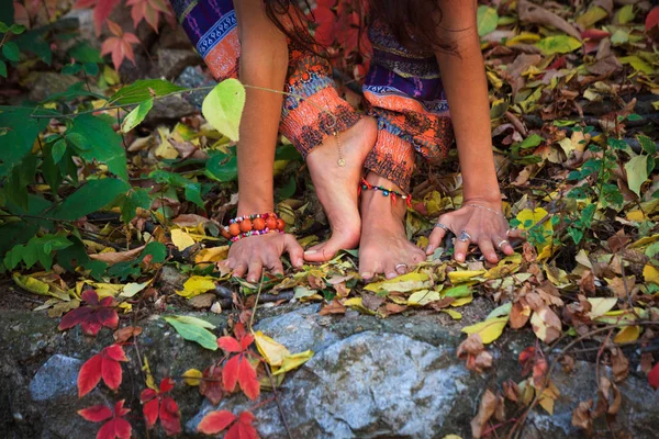 Barfuß Frau Beine Und Hände Yoga Stretch Pose Bunten Herbstblättern — Stockfoto