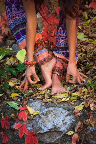 Pés Descalços Pernas Mãos Ioga Mudra Gesto Folhas Outono Coloridas — Fotografia de Stock
