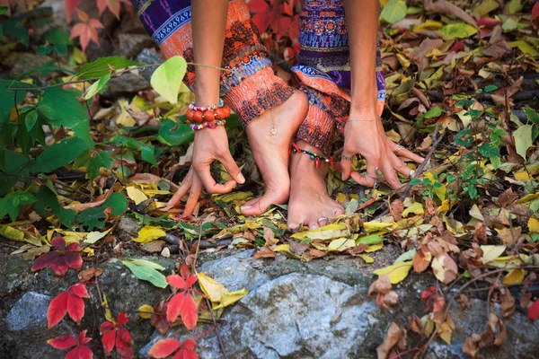 Boso Kobieta Nogi Ręce Geście Jogi Mudra Kolorowe Jesienne Liście — Zdjęcie stockowe