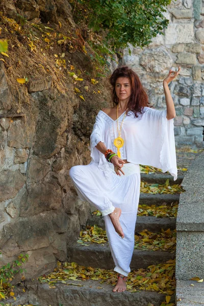 Junge Frau Praktiziert Yoga Freien Herbst Tag Tun Gleichgewicht Posieren — Stockfoto