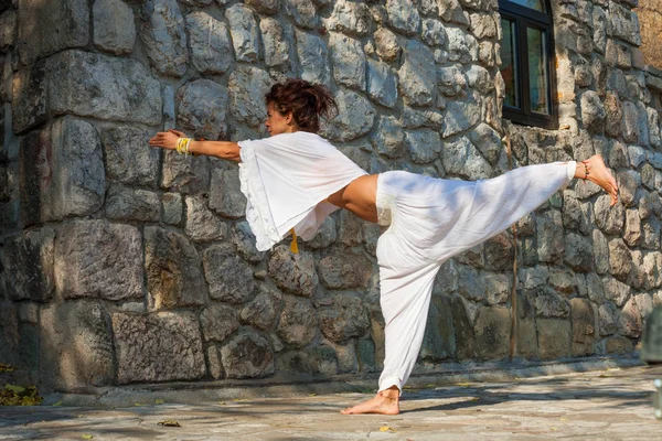 Jeune Femme Pratique Yoga Plein Air Jour Automne Faisant Guerrier — Photo