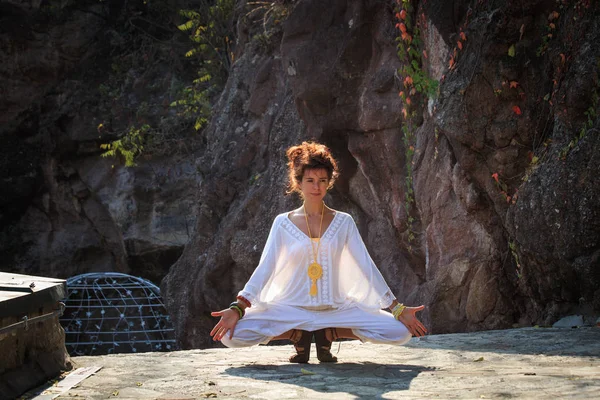 Giovane Donna Vestiti Bianchi Pratica Yoga All Aperto Autunno Giorno — Foto Stock