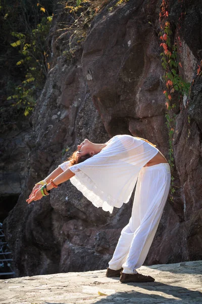 Giovane Donna Vestiti Bianchi Pratica Yoga All Aperto Autunno Giorno — Foto Stock