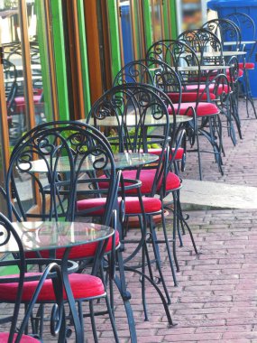 boş sandalye ve masa veranda kafeterya sonbahar günü vurdu