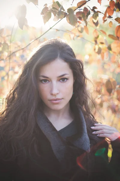 フレアの暖かい服屋外太陽の下で若い女性秋の肖像画 — ストック写真