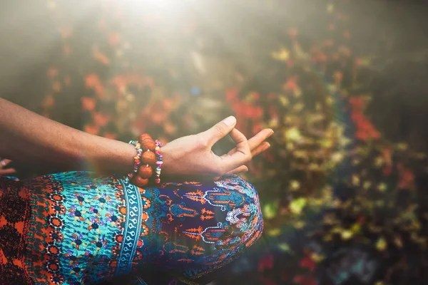 特写镜头的女人手在穆德拉手势练习瑜伽冥想户外秋日 — 图库照片