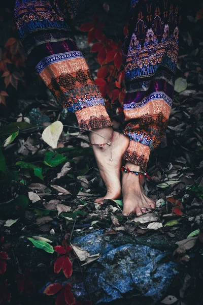 妇女练习瑜伽户外特写镜头赤脚在秋叶地面平衡姿势 — 图库照片