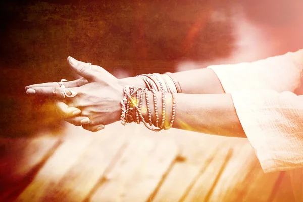 Γυναίκα Χέρια Συμβολική Χειρονομία Mudra Πολλά Βραχιόλια Και Δαχτυλίδια Αναμειγνύεται — Φωτογραφία Αρχείου