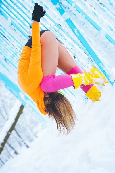 Жінка Фітнес Інструктор Тренування Відкритому Повітрі Снігу Металевому Паркані Зимовий — стокове фото