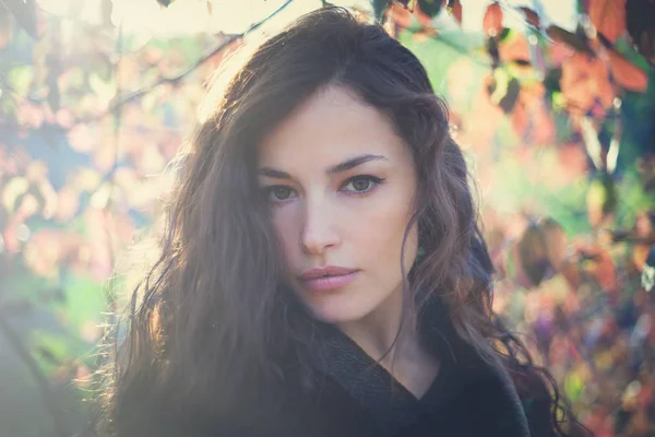 Aantrekkelijke Jonge Vrouw Portret Bos Winter Dag Zonsondergang Closeup — Stockfoto