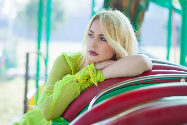 Elegante Blonde Mode Vrouw Portret Attractiepark Zomerdag — Stockfoto