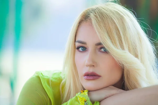 Schöne Blaue Augen Blond Elegant Mode Frau Porträt Freien Sommer — Stockfoto