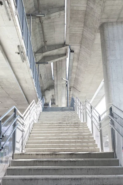 Escadas Brilhantes Sob Cidade Urbana Ponte Fundo Dia Tiro — Fotografia de Stock