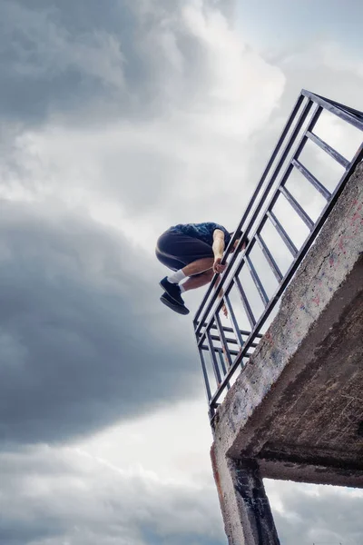 Jovem Homem Praticar Parkour Ithe Cidade Verão Dia — Fotografia de Stock