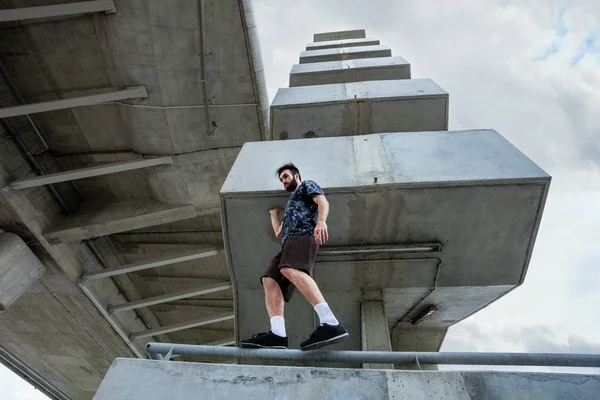 Junger Mann Übt Parkour Einem Sommertag Der Stadt — Stockfoto