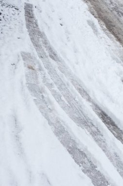 kış günü kar lastikleri soğuk izleri ile sokak closeup kaplı 