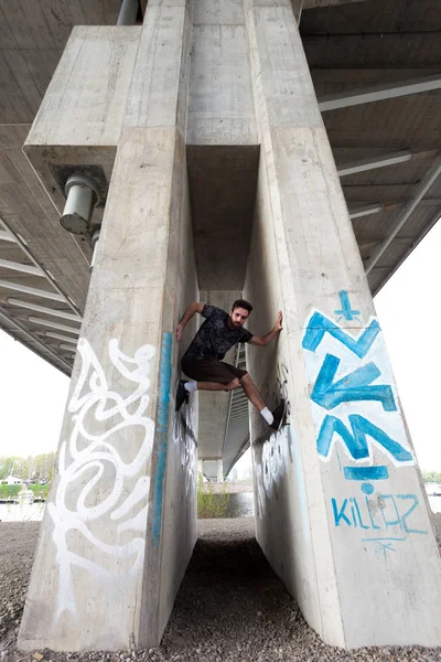 Junger Mann Übt Parcour Unter Stadtbrücke — Stockfoto