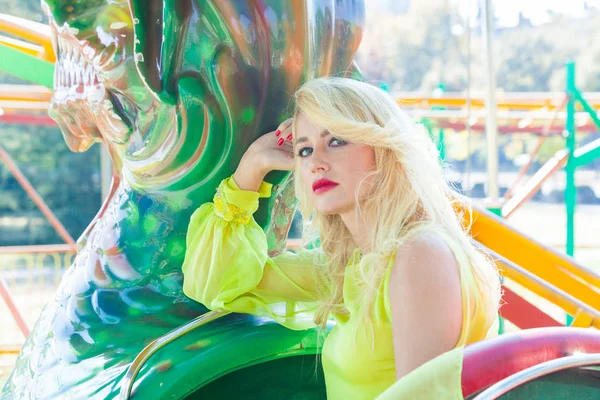 Beautiful Elegant Blonde Fashion Woman Portrait Amusement Park Summer Day — Stock Photo, Image