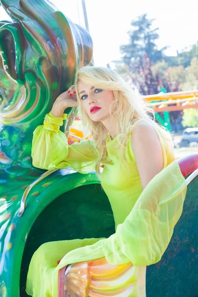 Mooie Elegante Blonde Mode Vrouw Portret Attractiepark Zomerdag — Stockfoto