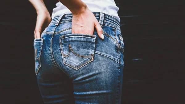 Junge Frau Zurück Blue Jeans Nahaufnahme Outdoor Erschossen Hände Der — Stockfoto
