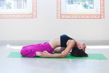 yetişkin kadın pratik yoga kapalı tam vücut vurdu 