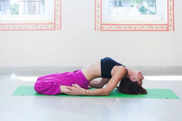 Adulto donna pratica yoga indoor full body shot — Foto Stock