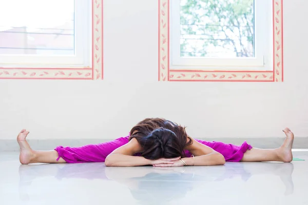 Adult  woman practice yoga stretch pose indoor full body shot — Stock Photo, Image