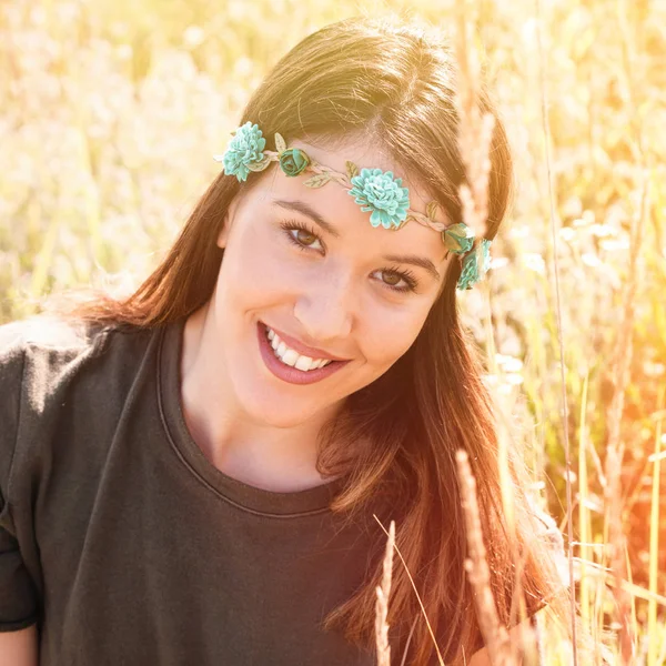 Usměvavá mladá žena boho portrét s čelenka — Stock fotografie