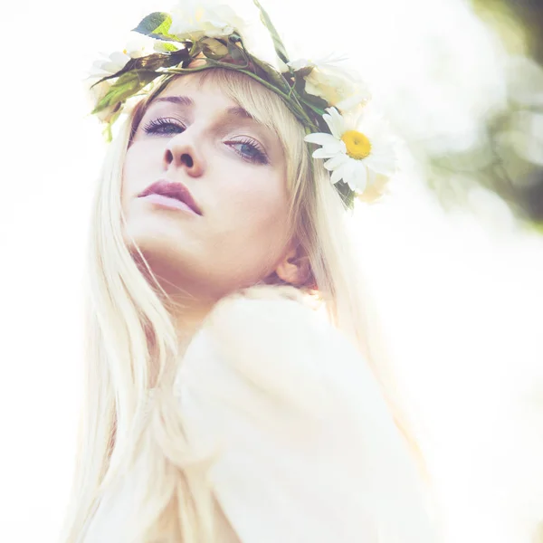 Retrato de verano de mujer joven con corona de flores en el pelo —  Fotos de Stock