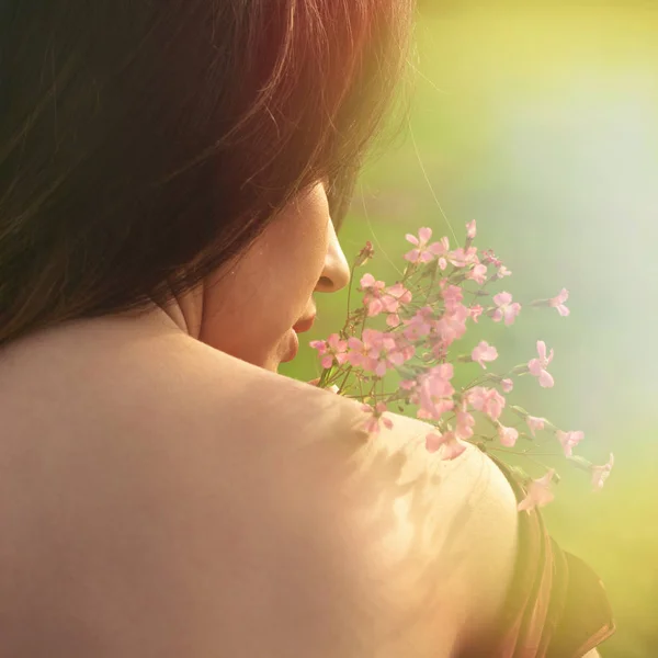 Retrato de verão de jovem com flor de volta tiro closeup — Fotografia de Stock