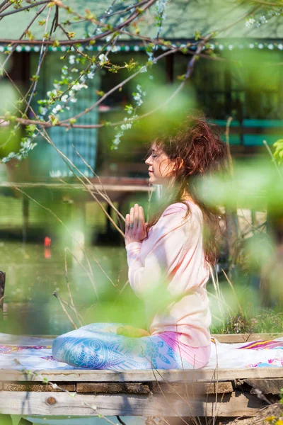 Femme pratique yoga plein air printemps été jour par le lac sit i — Photo