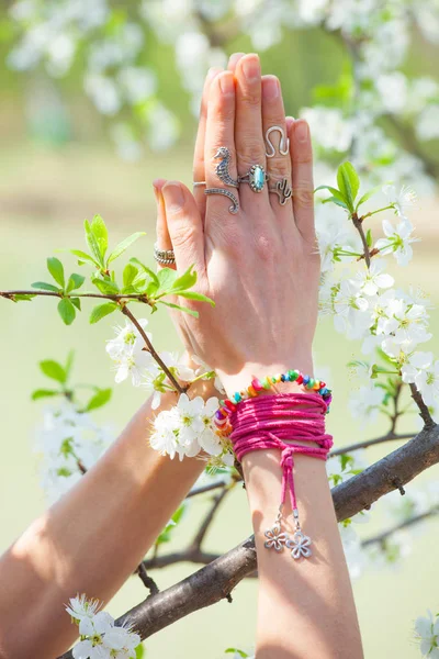 Fechar a mão mulher com anéis e pulseiras em ioga mudra namas — Fotografia de Stock