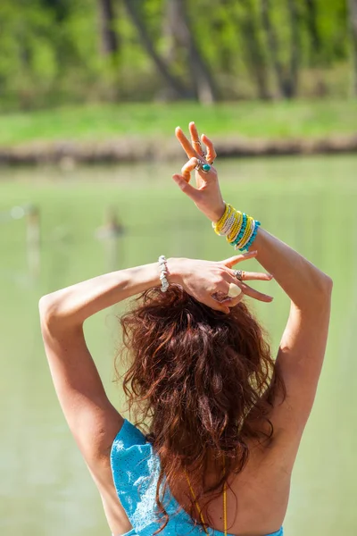 Mujer manos en mudra gesto practica yoga al aire libre día de verano por — Foto de Stock