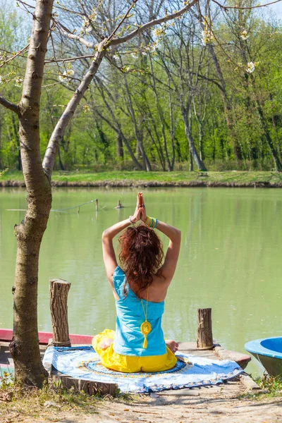 Jovem mulher praticar ioga ao ar livre pelo lago estilo de vida saudável — Fotografia de Stock