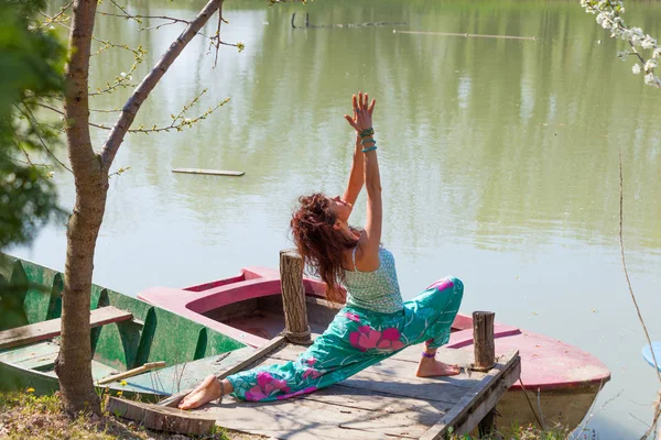 Fiatal nő gyakorlat jóga szabadban a tó egészséges életmód — Stock Fotó