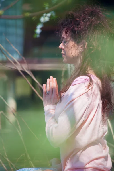 Frau praktiziert Yoga im Freien Frühling Sommertag am See sitzen — Stockfoto