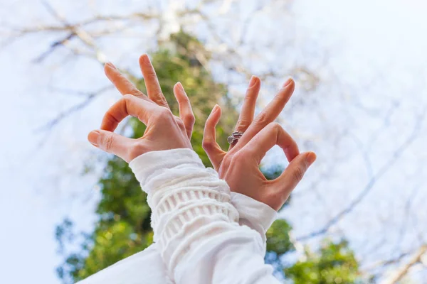 Közelről nő kéz jóga mudrában gesztus az alábbi céllal, hogy — Stock Fotó