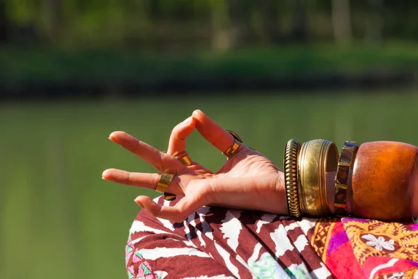 Gros plan de la main de la femme dans le geste mudra pratique yoga méditation — Photo