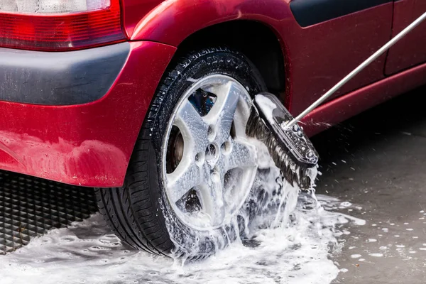 Lavado manual del coche con agua a presión y jabón en el lavado del coche o —  Fotos de Stock