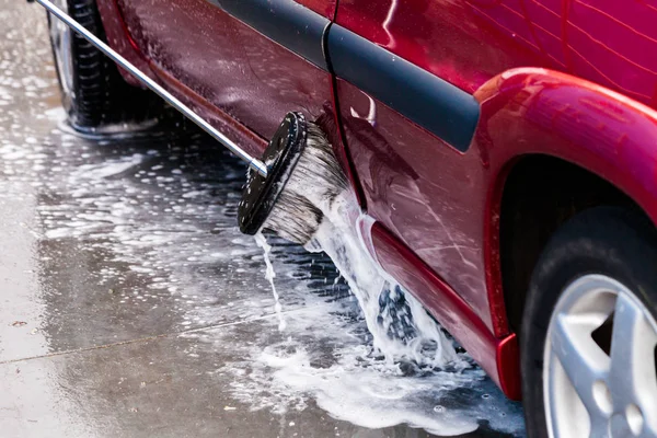 Lavado manual del coche con agua a presión y jabón en el lavado del coche o — Foto de Stock