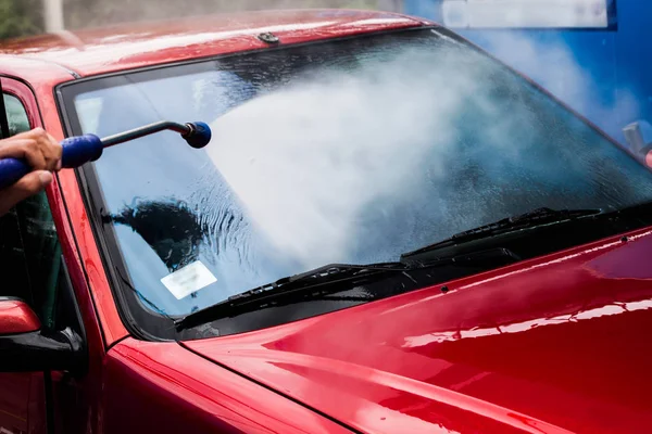 Lavado manual del coche con agua a presión y jabón en el lavado del coche o —  Fotos de Stock