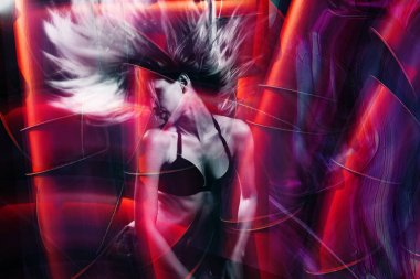 genç kadın dans çift pozlama