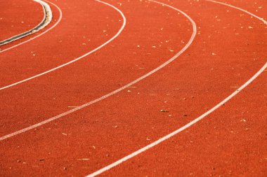 atletik kırmızı koşu pistlerinin yakın çekim beyaz çizgiler ve bazı