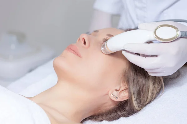 Frau Gesicht Hautbehandlung in Schönheitsklinik schließen — Stockfoto
