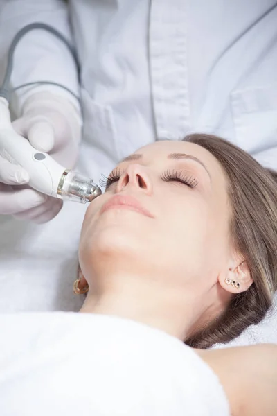 Vrouw gezicht huidbehandeling in Beauty Health Clinic sluiten — Stockfoto