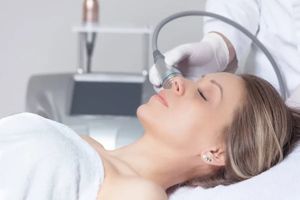 Vrouw gezicht huidbehandeling in Beauty Health Clinic sluiten — Stockfoto