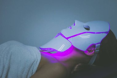 led ışık tedavisi yüz ve boyun güzellik maskesi fotoğraf ile kadın